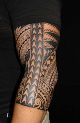  Tatouage maori, polynésien sur tout le haut du bras